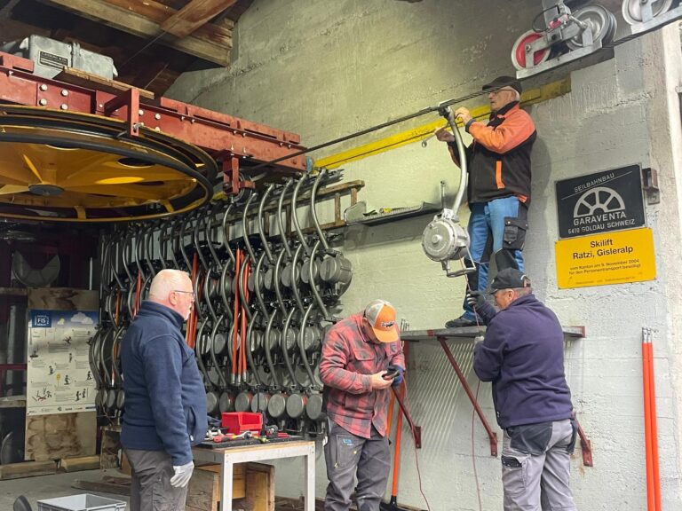 Die Skiliftbügel werden montiert